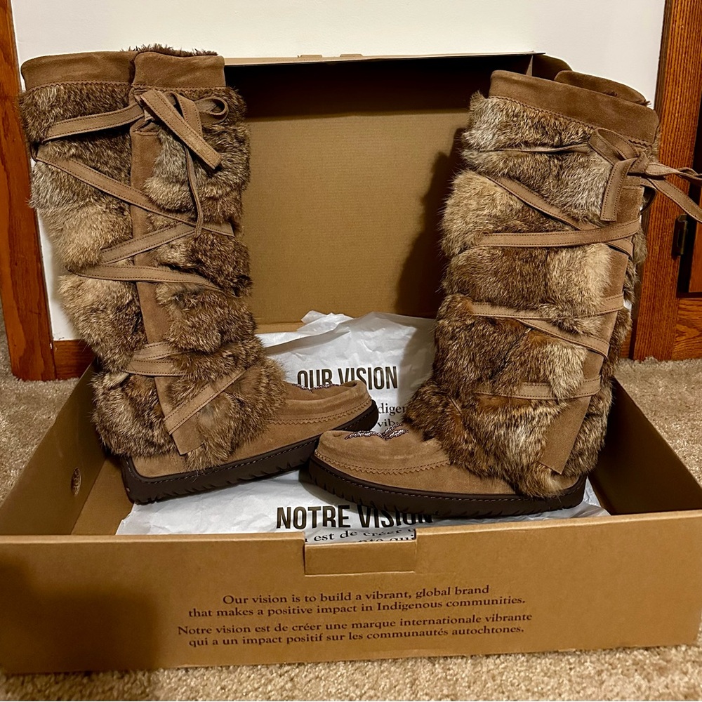 MANITOBAH Women's size 7, Tall wrap Mukluk Boots